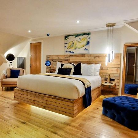 The Sleeping Dog Room At The Grumpy Schnauzer Bnb Huge Room, Luxe Suite, Private Hot Tub, Breakfast, Gym, Games Room, Farm Stay, Amazing Airdrie Eksteriør billede