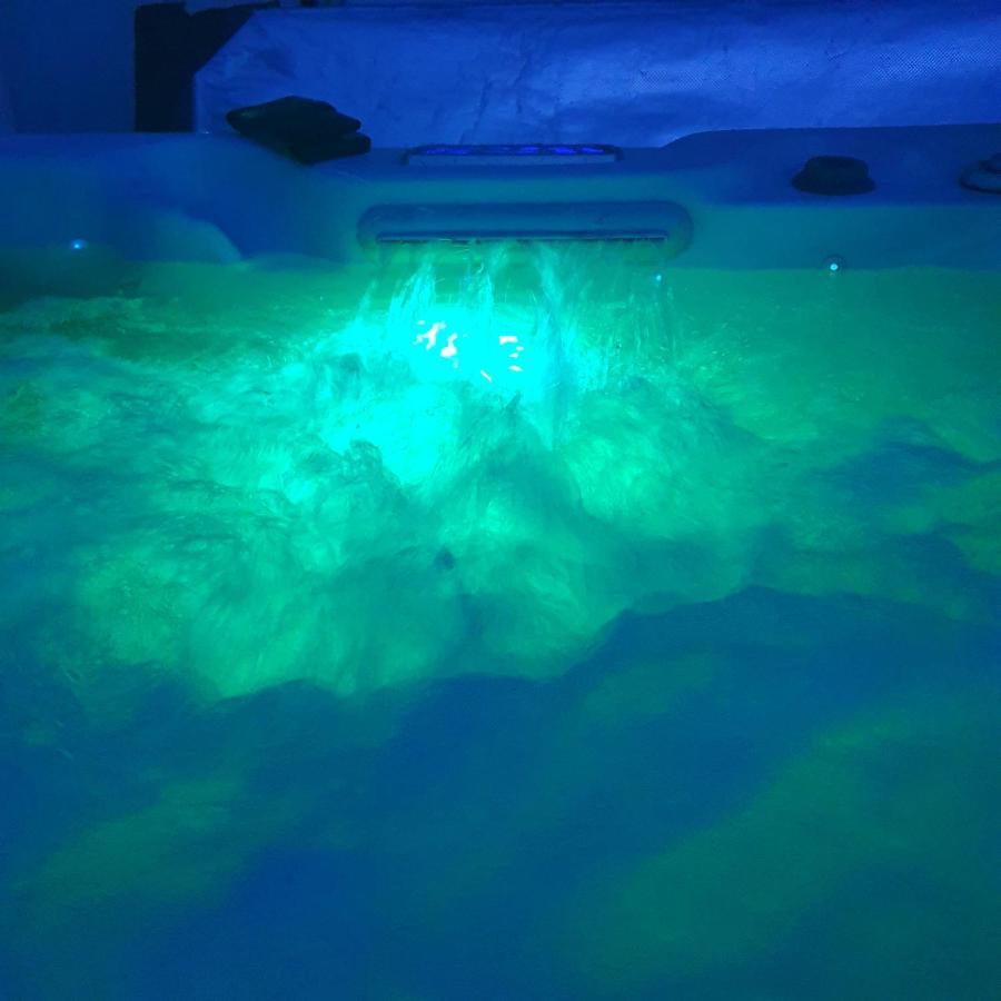 The Sleeping Dog Room At The Grumpy Schnauzer Bnb Huge Room, Luxe Suite, Private Hot Tub, Breakfast, Gym, Games Room, Farm Stay, Amazing Airdrie Eksteriør billede