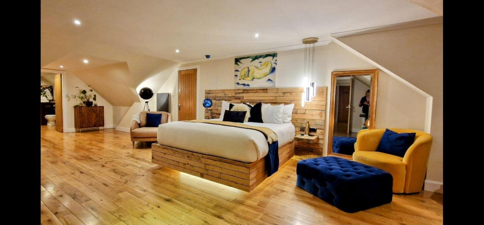 The Sleeping Dog Room At The Grumpy Schnauzer Bnb Huge Room, Luxe Suite, Private Hot Tub, Breakfast, Gym, Games Room, Farm Stay, Amazing Airdrie Eksteriør billede