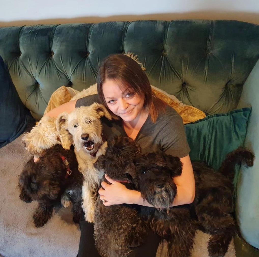 The Sleeping Dog Room At The Grumpy Schnauzer Bnb Huge Room, Luxe Suite, Private Hot Tub, Breakfast, Gym, Games Room, Farm Stay, Amazing Airdrie Værelse billede